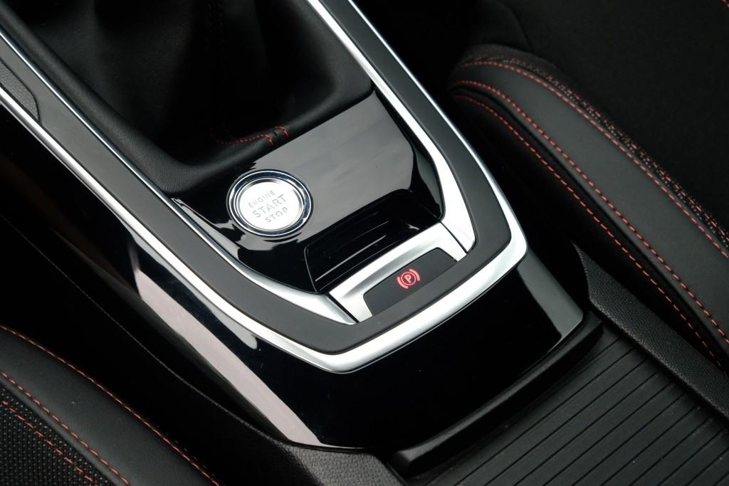 Peugeot 308 1.2 PureTech 130pk GT-line | Navi | App Connect | Climate | Cruise | Keyless | PDC afbeelding 26