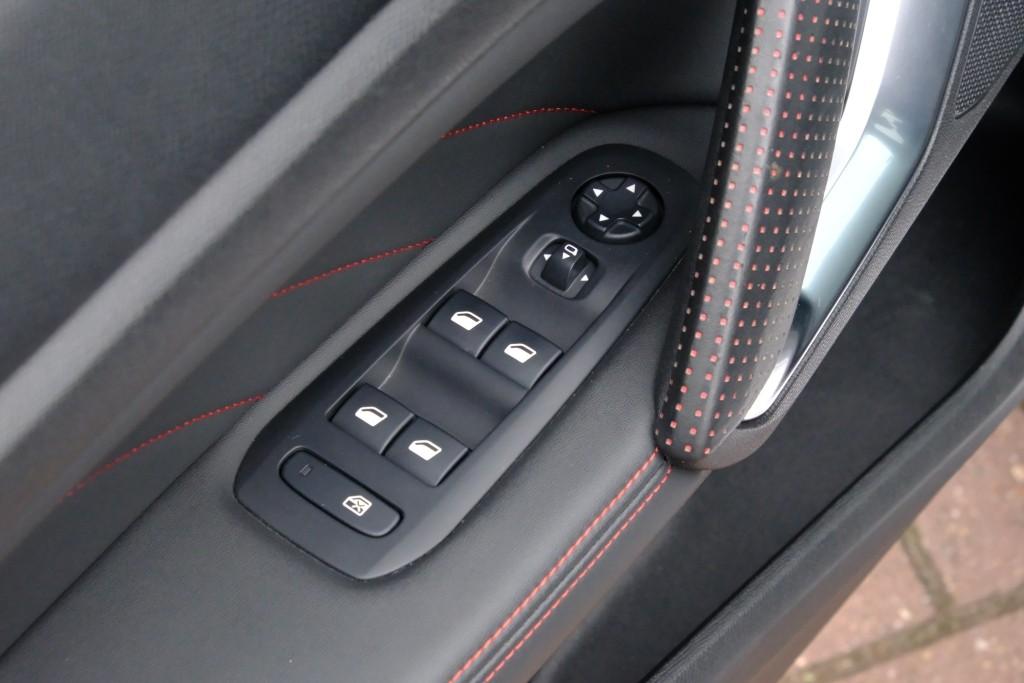 Peugeot 308 1.2 PureTech 130pk GT-line | Navi | App Connect | Climate | Cruise | Keyless | PDC afbeelding 27