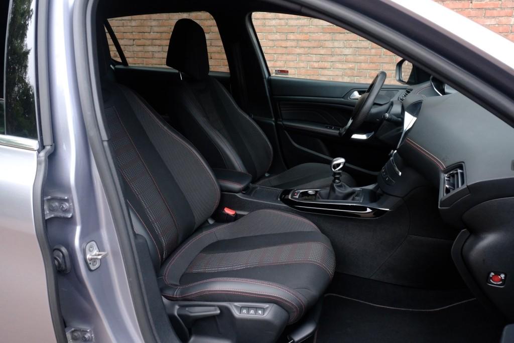 Peugeot 308 1.2 PureTech 130pk GT-line | Navi | App Connect | Climate | Cruise | Keyless | PDC afbeelding 5