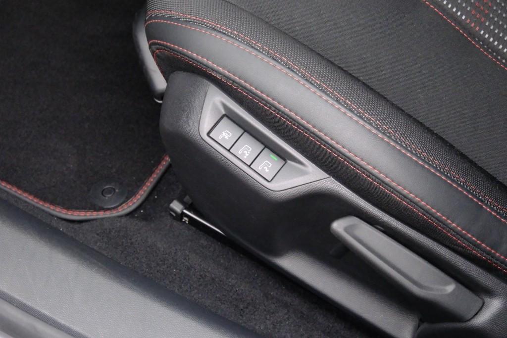 Peugeot 308 1.2 PureTech 130pk GT-line | Navi | App Connect | Climate | Cruise | Keyless | PDC afbeelding 25
