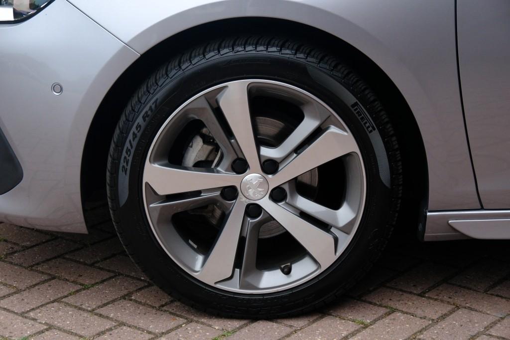 Peugeot 308 1.2 PureTech 130pk GT-line | Navi | App Connect | Climate | Cruise | Keyless | PDC afbeelding 29
