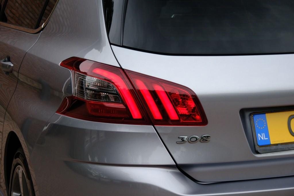 Peugeot 308 1.2 PureTech 130pk GT-line | Navi | App Connect | Climate | Cruise | Keyless | PDC afbeelding 30