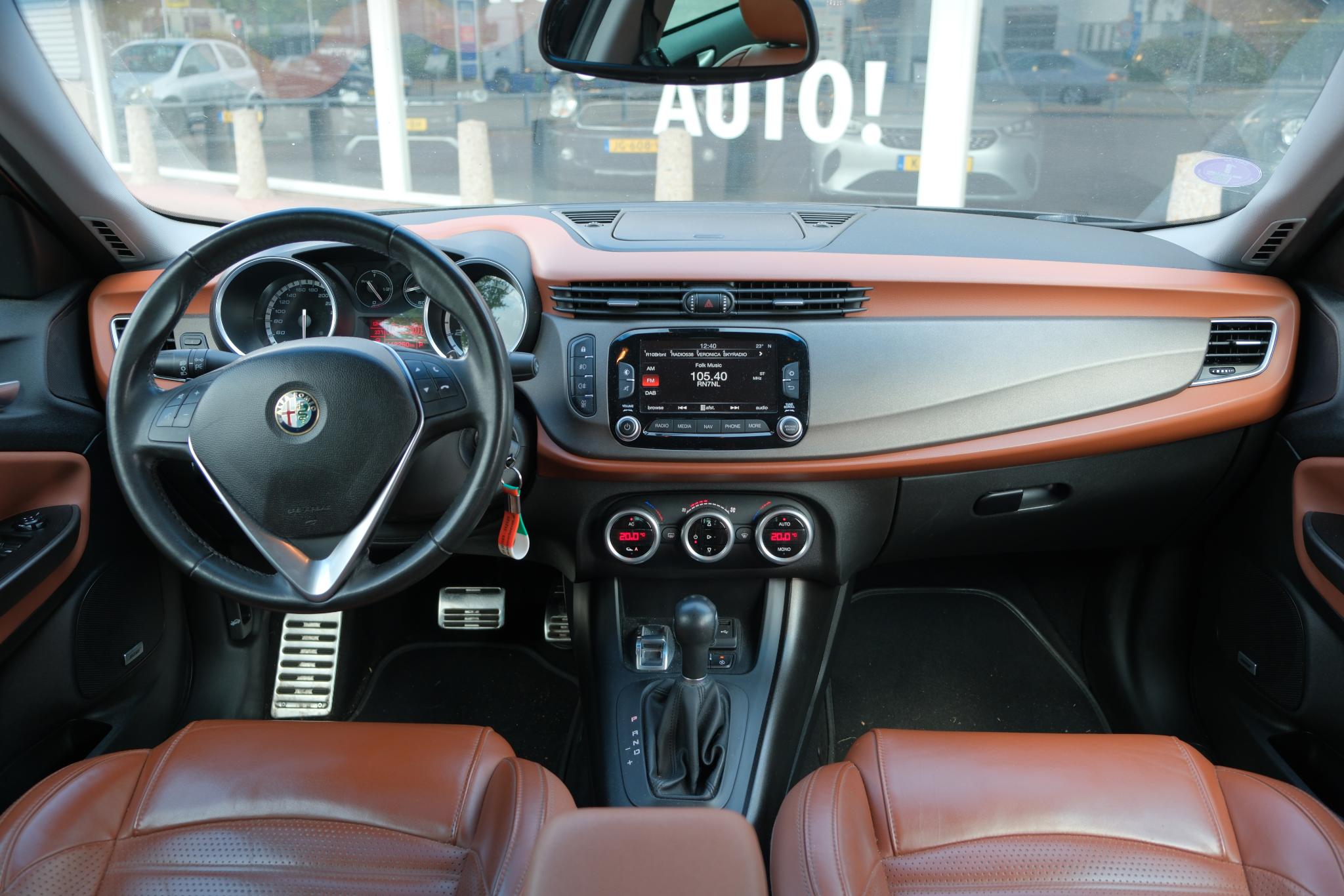 Alfa Romeo Giulietta 1.4 T 170pk Aut. Exclusive | Leer | Navi | Trekhaak | Xenon | PDC afbeelding 2