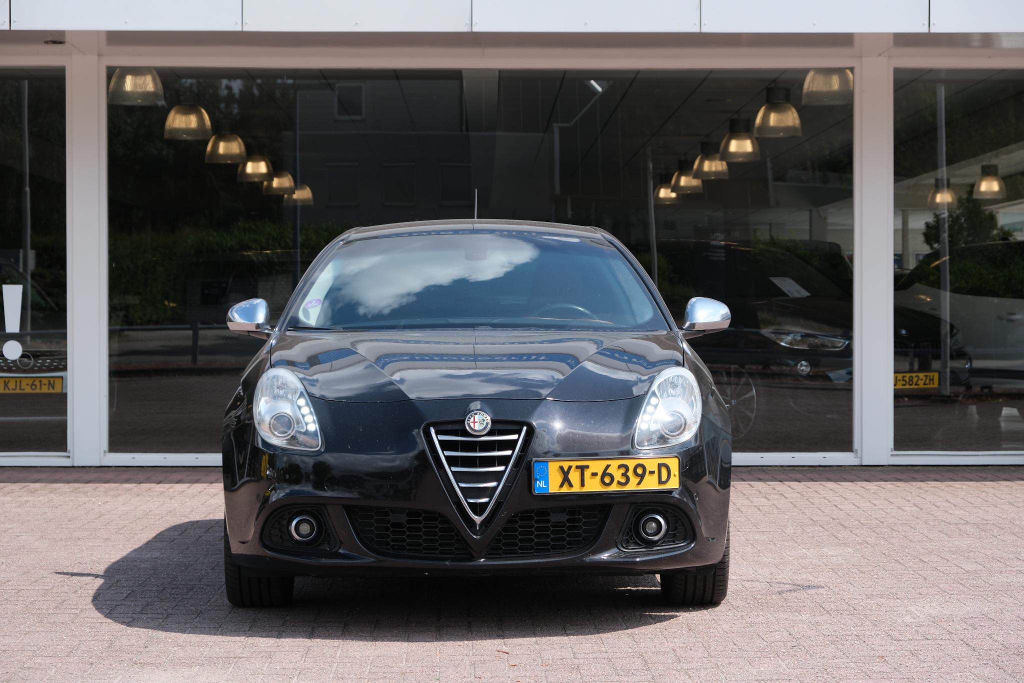Alfa Romeo Giulietta 1.4 T 170pk Aut. Exclusive | Leer | Navi | Trekhaak | Xenon | PDC afbeelding 3