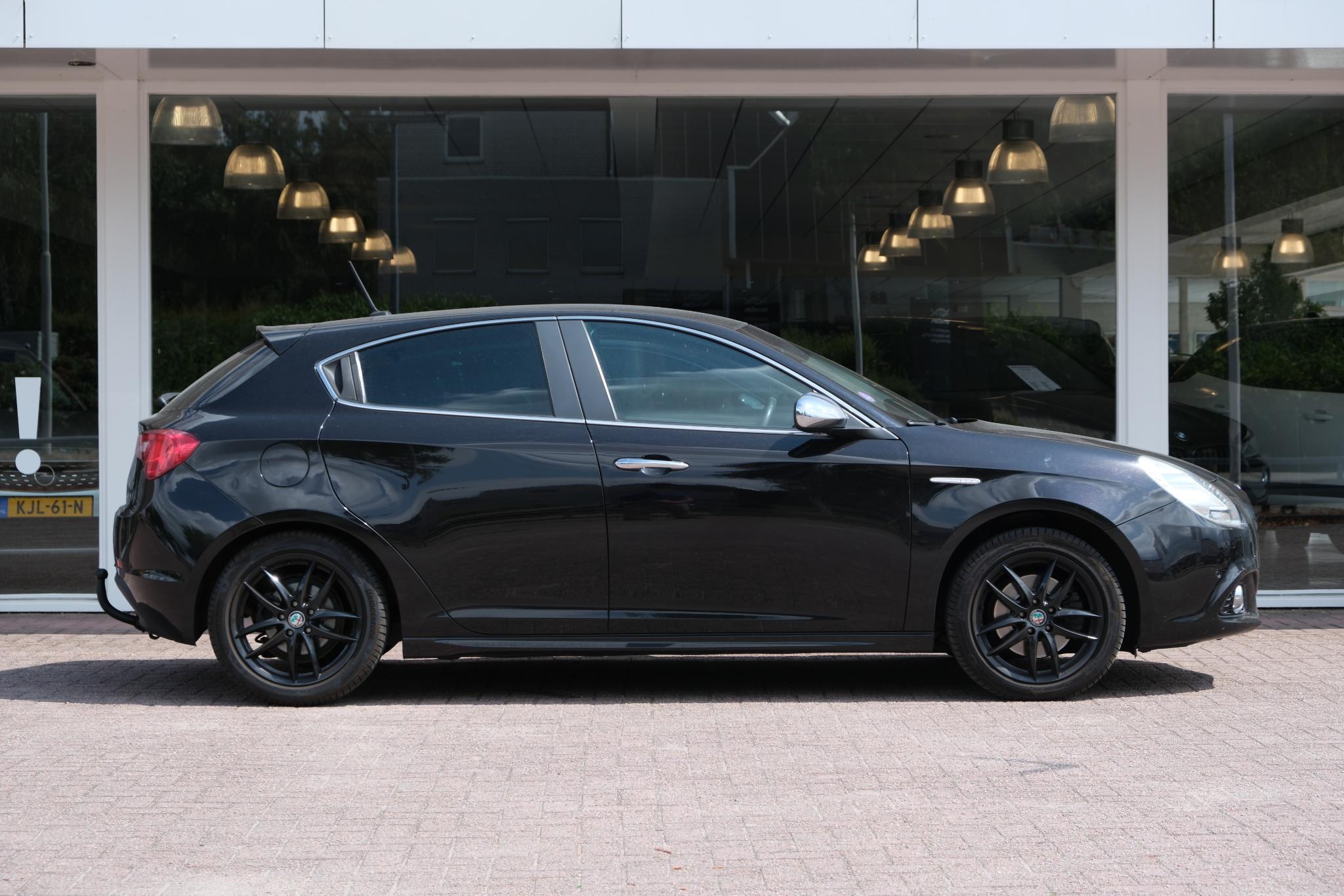 Alfa Romeo Giulietta 1.4 T 170pk Aut. Exclusive | Leer | Navi | Trekhaak | Xenon | PDC afbeelding 4