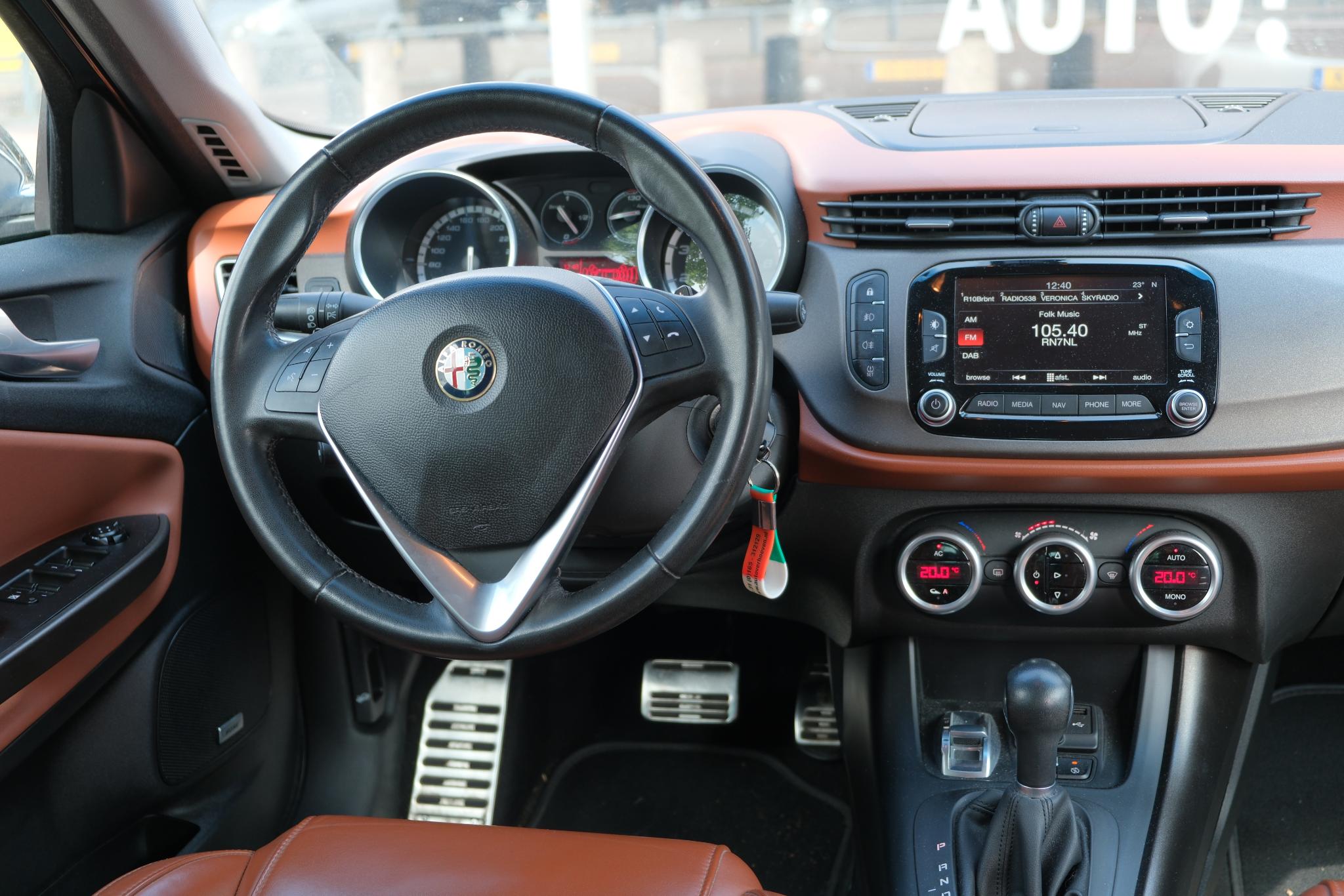 Alfa Romeo Giulietta 1.4 T 170pk Aut. Exclusive | Leer | Navi | Trekhaak | Xenon | PDC afbeelding 5