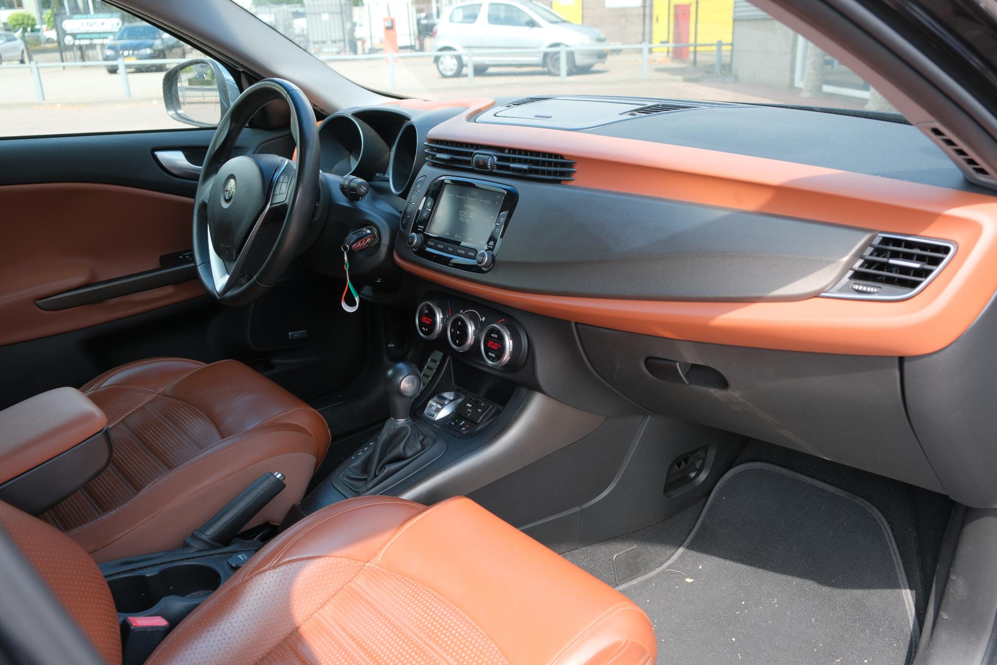 Alfa Romeo Giulietta 1.4 T 170pk Aut. Exclusive | Leer | Navi | Trekhaak | Xenon | PDC afbeelding 6