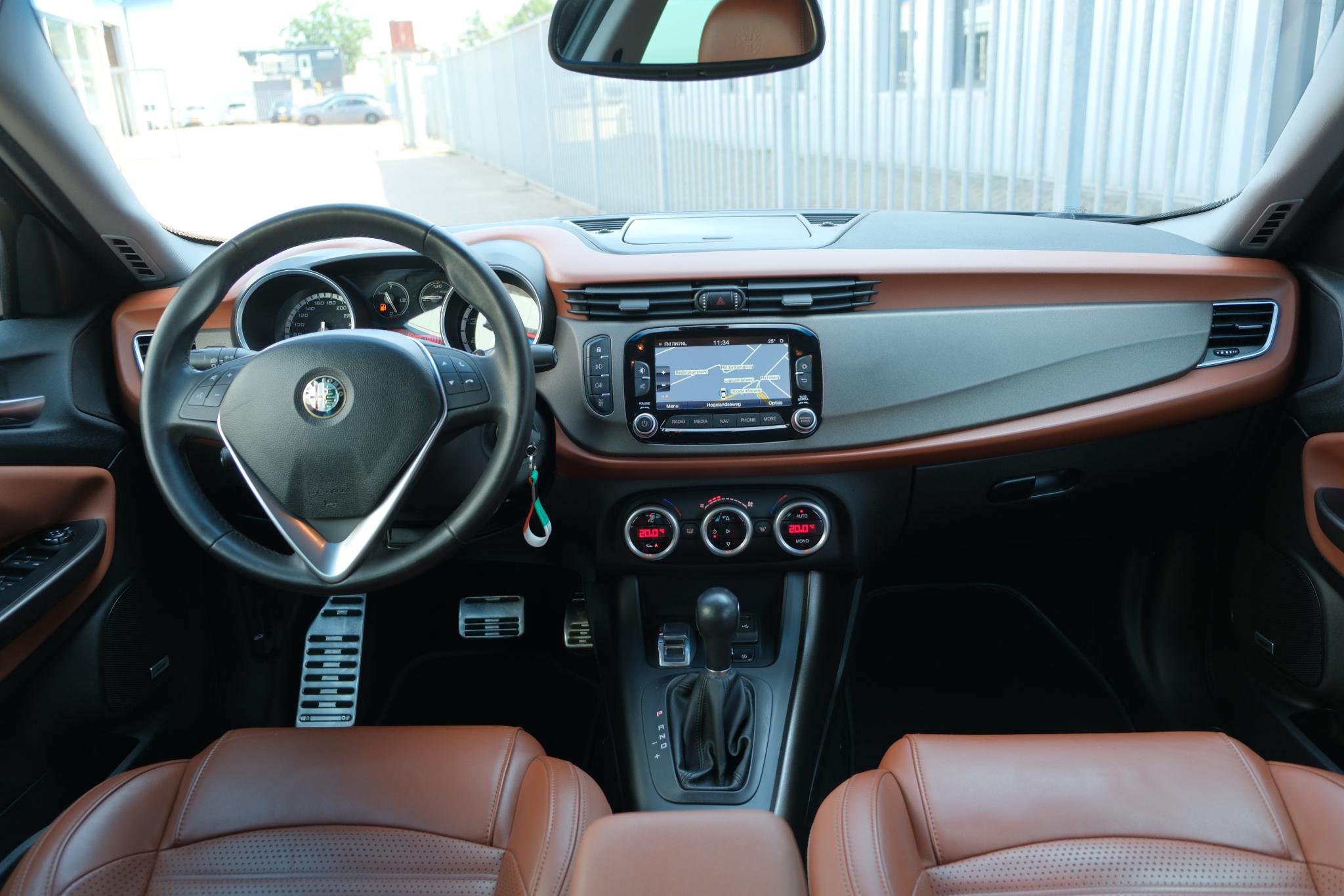 Alfa Romeo Giulietta 1.4 T 170pk Aut. Exclusive | Navi | Climate | Xenon | PDC | Trekhaak afbeelding 2