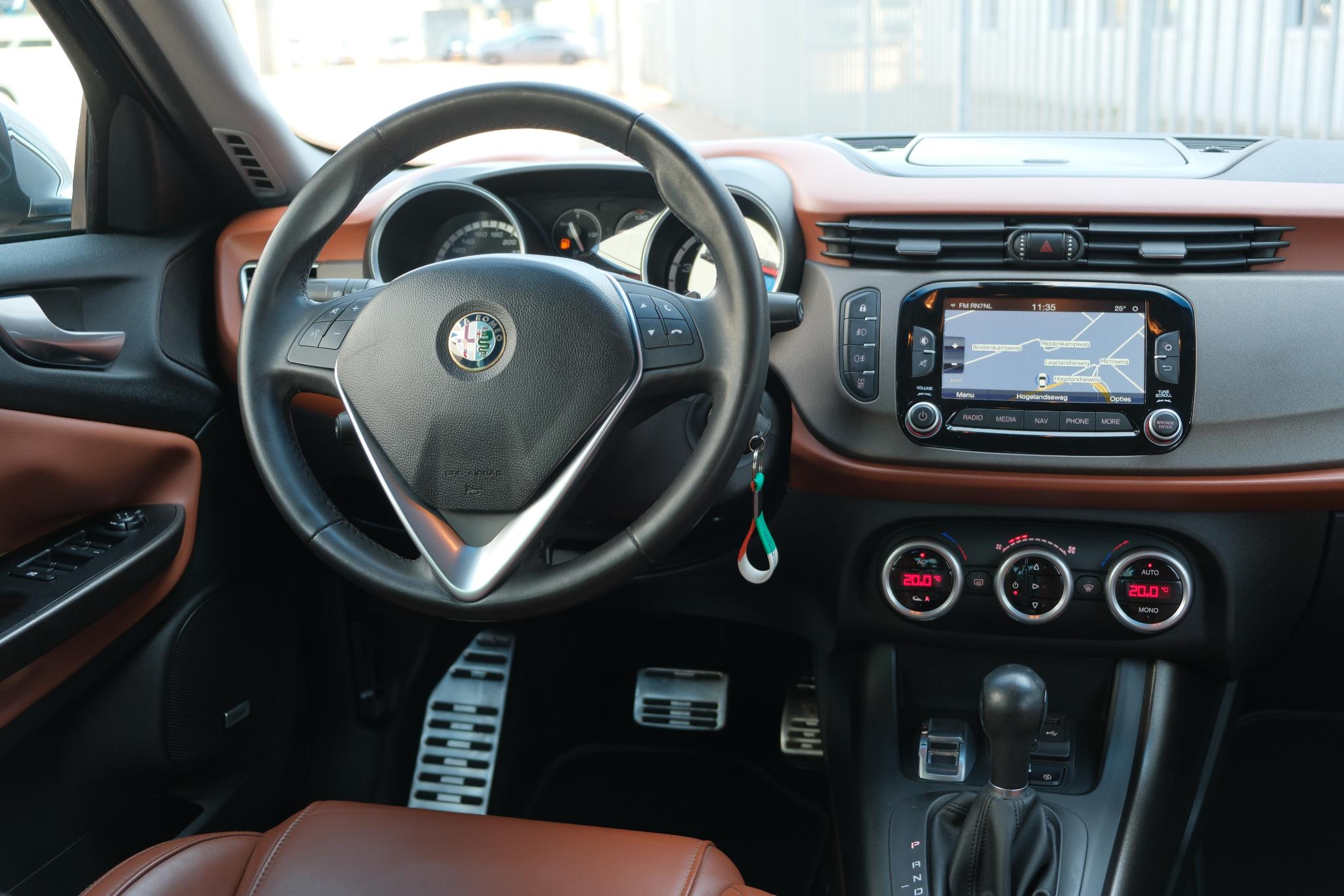 Alfa Romeo Giulietta 1.4 T 170pk Aut. Exclusive | Navi | Climate | Xenon | PDC | Trekhaak afbeelding 6