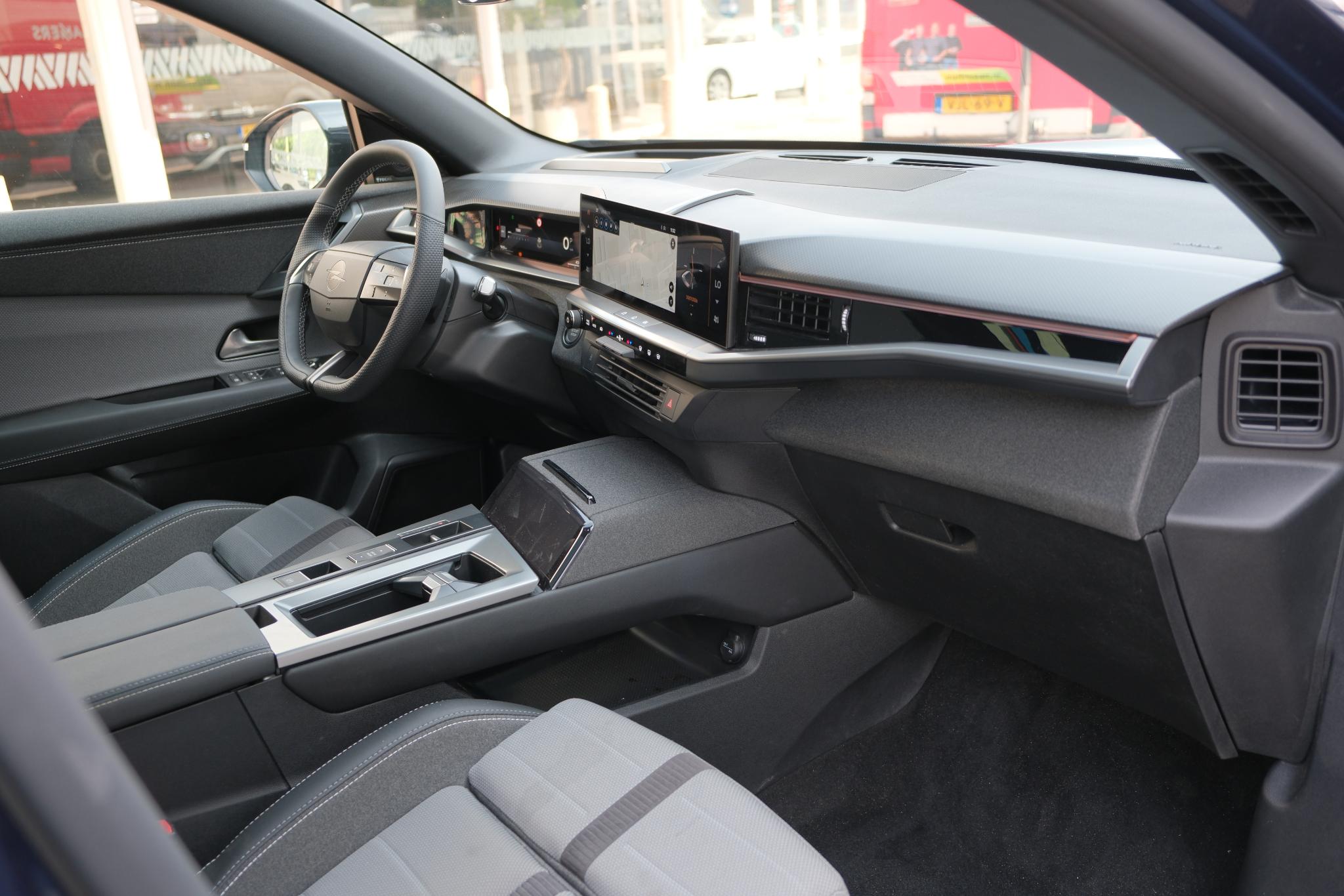 Opel Grandland 1.2 Turbo Hybrid 145pk eDCT6 GS - Panoramadak - Adaptive Cruise - Head-up display - Stoelverwarming - Elektrische achterklep - 360° Camera - Focal Audio afbeelding 7
