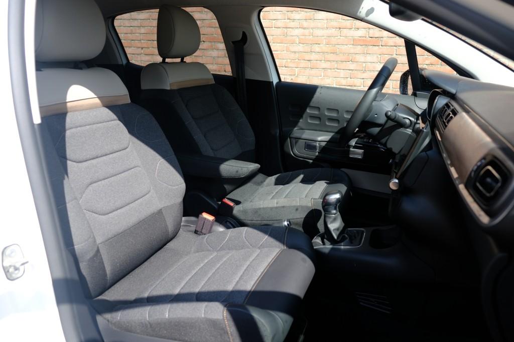 Citroën C3 1.2 PureTech 83pk Shine | App Connect | Climate | Cruise | Keyless | Stoelverwarming afbeelding 6