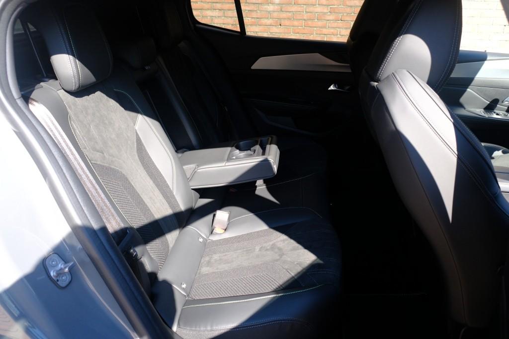 Peugeot 408 1.6 HYbrid 180pk EAT8 GT | Navi | App Connect | Adaptive Cruise | Keyless | 360° Camera | Matrix LED | Dodehoek | Elektrische Achterklep afbeelding 3
