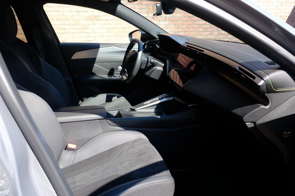 Peugeot 408 1.6 HYbrid 180pk EAT8 GT | Navi | App Connect | Adaptive Cruise | Keyless | 360° Camera | Matrix LED | Dodehoek | Elektrische Achterklep afbeelding 4