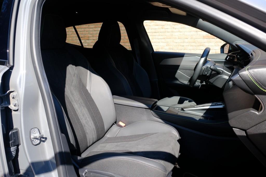 Peugeot 408 1.6 HYbrid 180pk EAT8 GT | Navi | App Connect | Adaptive Cruise | Keyless | 360° Camera | Matrix LED | Dodehoek | Elektrische Achterklep afbeelding 5