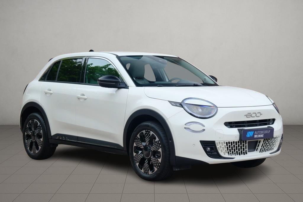 Fiat 600 1.2 Hybrid 110pk DCT6 La Prima | Navi | App Connect | Adaptive Cruise | Climate | Keyless | Camera | Leder | Elektrische Achterklep afbeelding 1