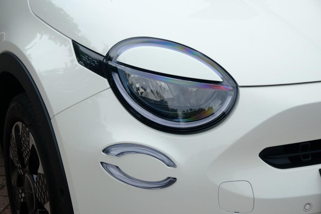 Fiat 600 1.2 Hybrid 110pk DCT6 La Prima | Navi | App Connect | Adaptive Cruise | Climate | Keyless | Camera | Leder | Elektrische Achterklep afbeelding 2