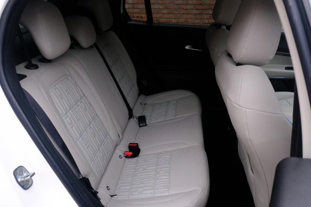 Fiat 600 1.2 Hybrid 110pk DCT6 La Prima | Navi | App Connect | Adaptive Cruise | Climate | Keyless | Camera | Leder | Elektrische Achterklep afbeelding 3