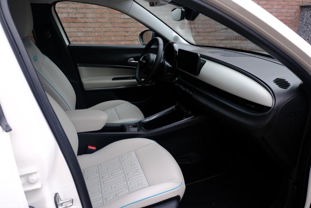 Fiat 600 1.2 Hybrid 110pk DCT6 La Prima | Navi | App Connect | Adaptive Cruise | Climate | Keyless | Camera | Leder | Elektrische Achterklep afbeelding 4