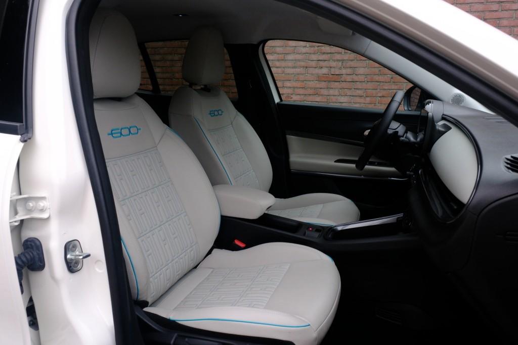 Fiat 600 1.2 Hybrid 110pk DCT6 La Prima | Navi | App Connect | Adaptive Cruise | Climate | Keyless | Camera | Leder | Elektrische Achterklep afbeelding 5
