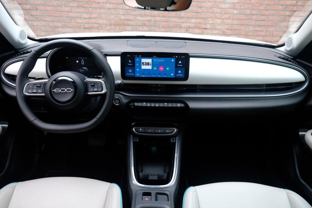 Fiat 600 1.2 Hybrid 110pk DCT6 La Prima | Navi | App Connect | Adaptive Cruise | Climate | Keyless | Camera | Leder | Elektrische Achterklep afbeelding 6