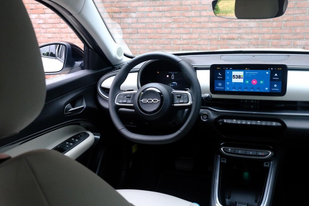 Fiat 600 1.2 Hybrid 110pk DCT6 La Prima | Navi | App Connect | Adaptive Cruise | Climate | Keyless | Camera | Leder | Elektrische Achterklep afbeelding 11