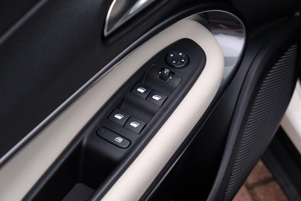Fiat 600 1.2 Hybrid 110pk DCT6 La Prima | Navi | App Connect | Adaptive Cruise | Climate | Keyless | Camera | Leder | Elektrische Achterklep afbeelding 22