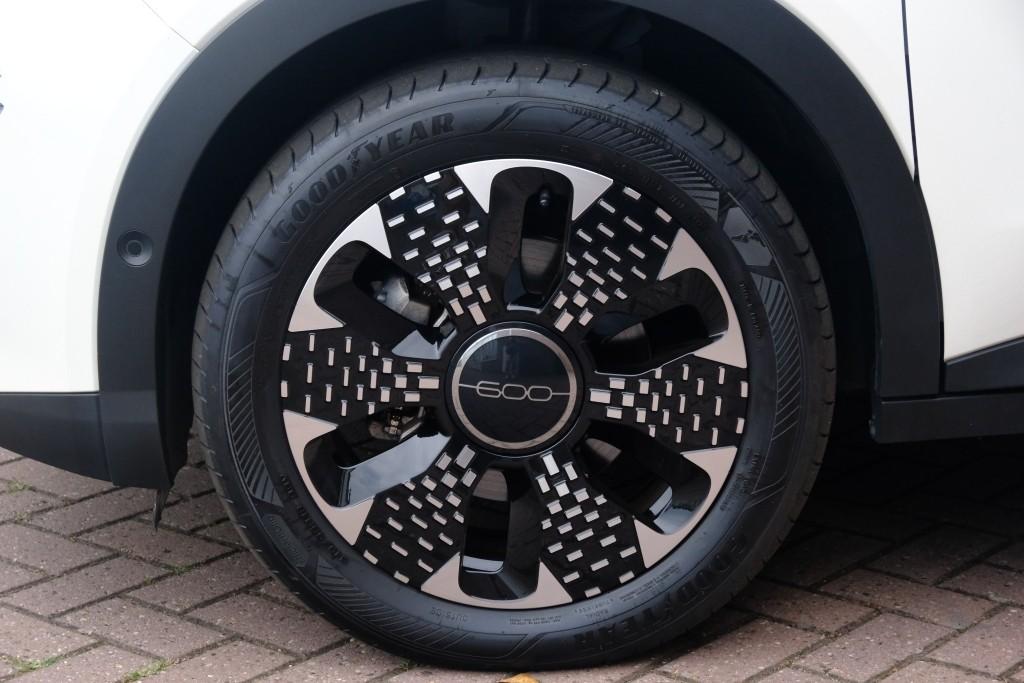 Fiat 600 1.2 Hybrid 110pk DCT6 La Prima | Navi | App Connect | Adaptive Cruise | Climate | Keyless | Camera | Leder | Elektrische Achterklep afbeelding 26