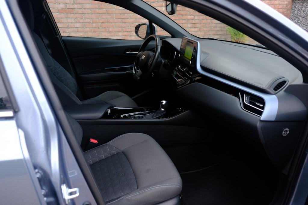 Toyota C-HR 1.8 Hybrid 122pk CVT First Edition | Navvi | App Connect | Climate | Adaptive Cruise | Camera | Keyless | Winter Pakket | Trekhaak afbeelding 4