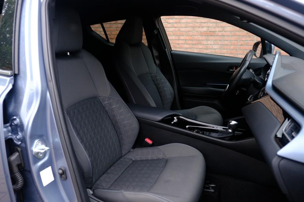 Toyota C-HR 1.8 Hybrid 122pk CVT First Edition | Navvi | App Connect | Climate | Adaptive Cruise | Camera | Keyless | Winter Pakket | Trekhaak afbeelding 6