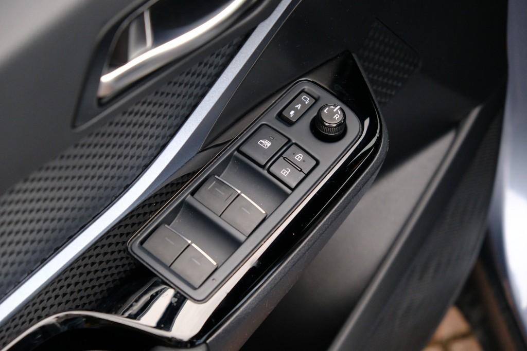 Toyota C-HR 1.8 Hybrid 122pk CVT First Edition | Navvi | App Connect | Climate | Adaptive Cruise | Camera | Keyless | Winter Pakket | Trekhaak afbeelding 26