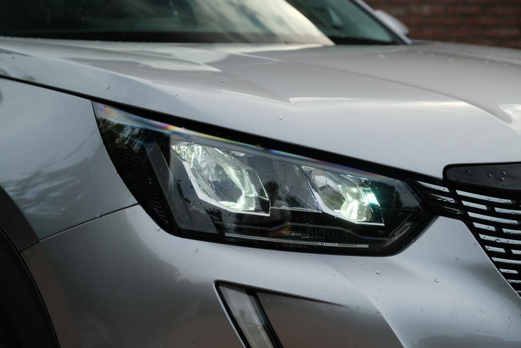 Peugeot 2008 1.2 PureTech 130pk EAT8 Allure | App Connect | Climate | Adaptive Cruise | Camera | 17" velgen afbeelding 2