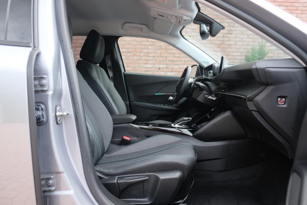 Peugeot 2008 1.2 PureTech 130pk EAT8 Allure | App Connect | Climate | Adaptive Cruise | Camera | 17" velgen afbeelding 3