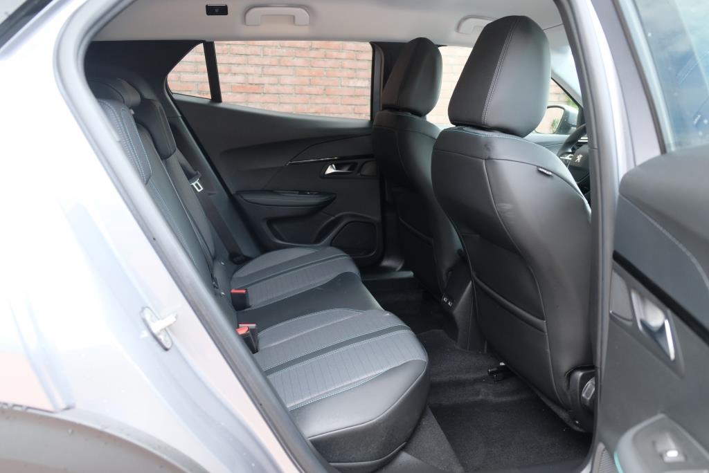 Peugeot 2008 1.2 PureTech 130pk EAT8 Allure | App Connect | Climate | Adaptive Cruise | Camera | 17" velgen afbeelding 4