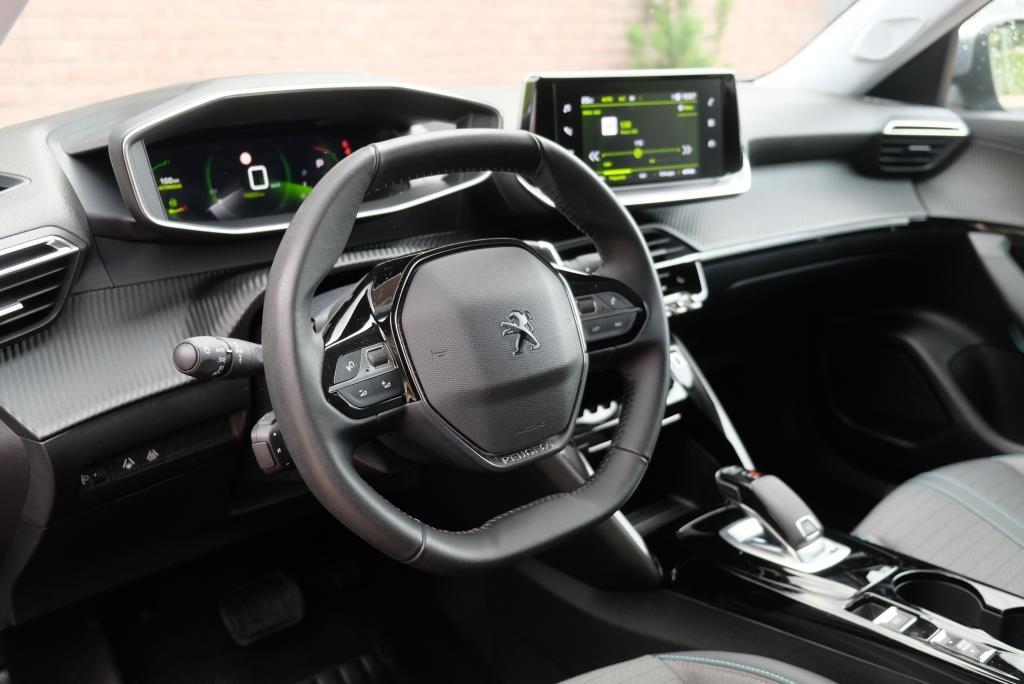 Peugeot 2008 1.2 PureTech 130pk EAT8 Allure | App Connect | Climate | Adaptive Cruise | Camera | 17" velgen afbeelding 5