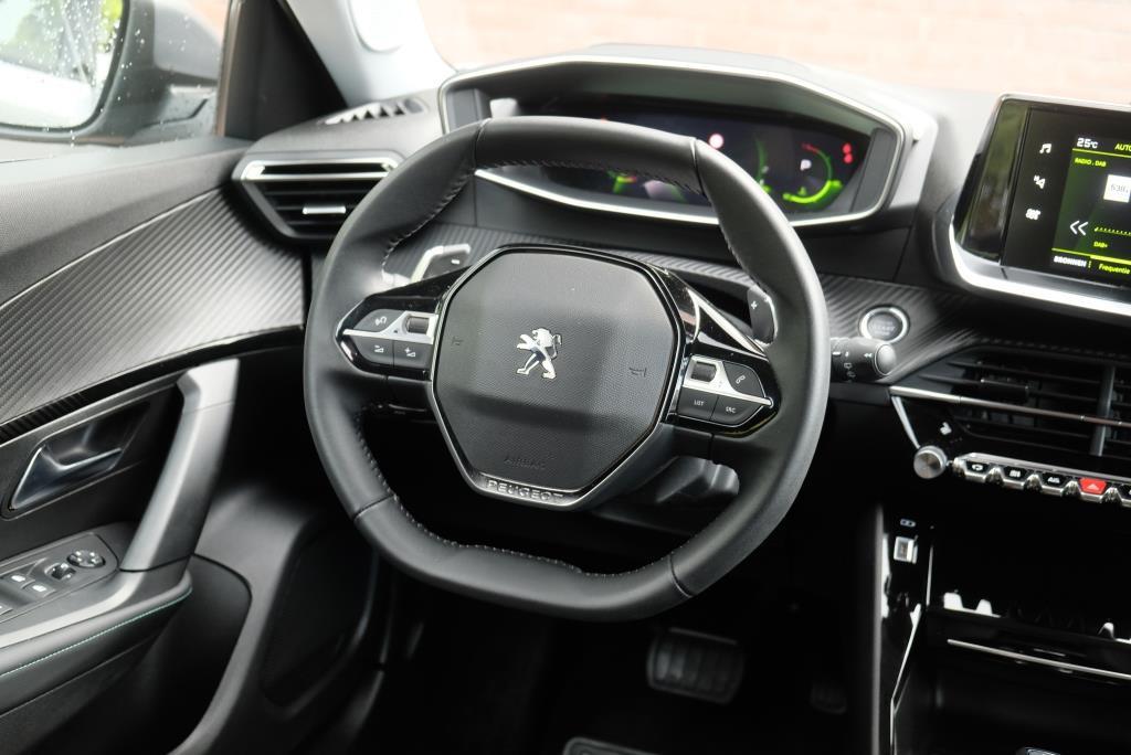 Peugeot 2008 1.2 PureTech 130pk EAT8 Allure | App Connect | Climate | Adaptive Cruise | Camera | 17" velgen afbeelding 8