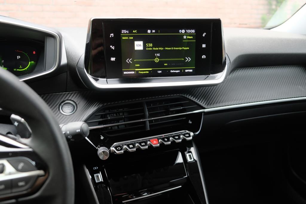 Peugeot 2008 1.2 PureTech 130pk EAT8 Allure | App Connect | Climate | Adaptive Cruise | Camera | 17" velgen afbeelding 9