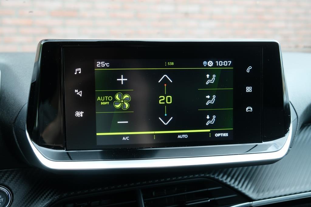 Peugeot 2008 1.2 PureTech 130pk EAT8 Allure | App Connect | Climate | Adaptive Cruise | Camera | 17" velgen afbeelding 11