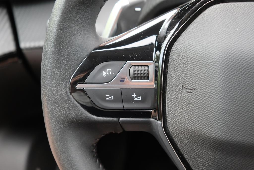 Peugeot 2008 1.2 PureTech 130pk EAT8 Allure | App Connect | Climate | Adaptive Cruise | Camera | 17" velgen afbeelding 20