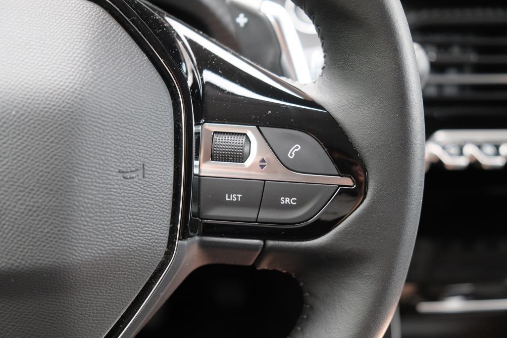 Peugeot 2008 1.2 PureTech 130pk EAT8 Allure | App Connect | Climate | Adaptive Cruise | Camera | 17" velgen afbeelding 21