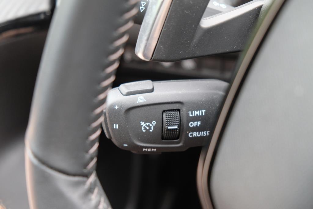 Peugeot 2008 1.2 PureTech 130pk EAT8 Allure | App Connect | Climate | Adaptive Cruise | Camera | 17" velgen afbeelding 23