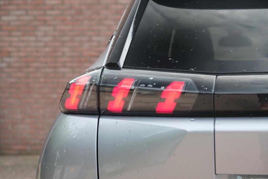 Peugeot 2008 1.2 PureTech 130pk EAT8 Allure | App Connect | Climate | Adaptive Cruise | Camera | 17" velgen afbeelding 27