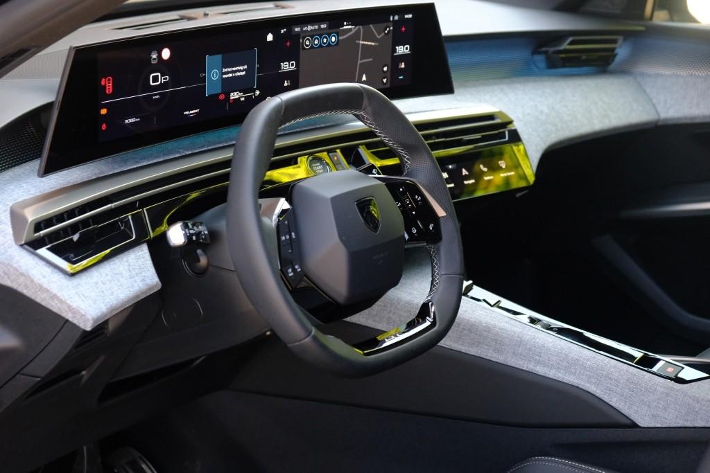 Peugeot 3008 1.2 Hybrid 145pk e-DCS6 GT | Navi | App Connect | Climate | Adaptive Cruise | Camera |  Elektrische Achterklep | Winter Pakket afbeelding 8