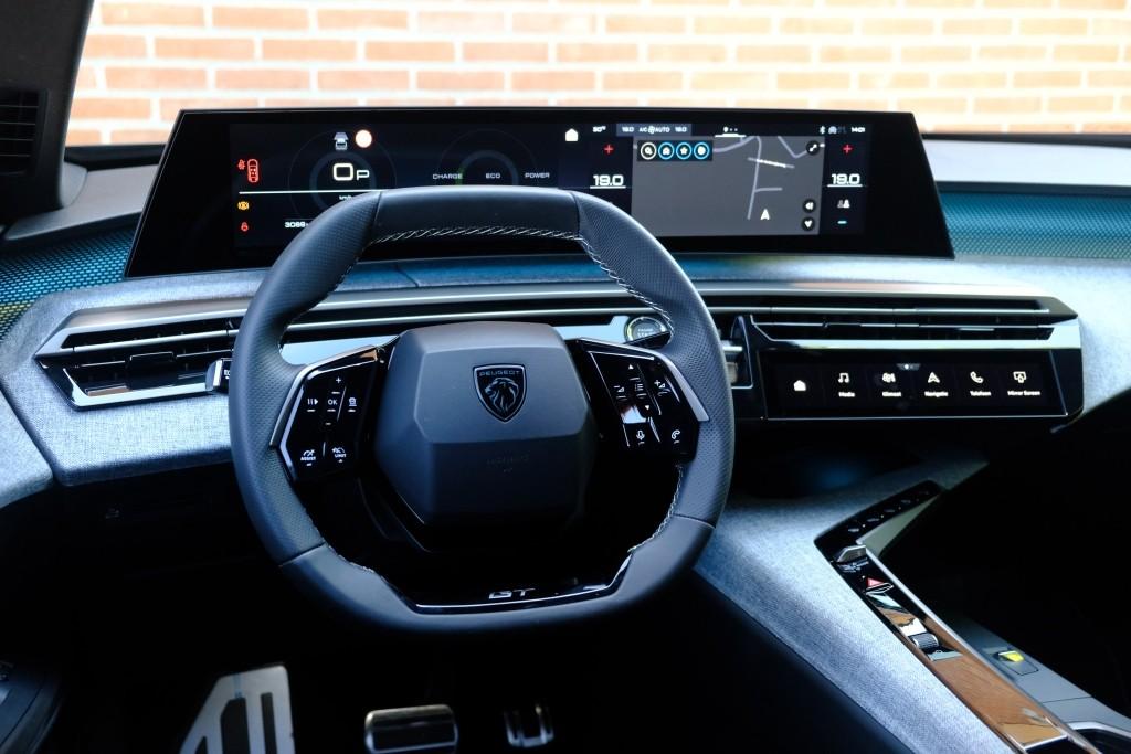 Peugeot 3008 1.2 Hybrid 145pk e-DCS6 GT | Navi | App Connect | Climate | Adaptive Cruise | Camera |  Elektrische Achterklep | Winter Pakket afbeelding 13