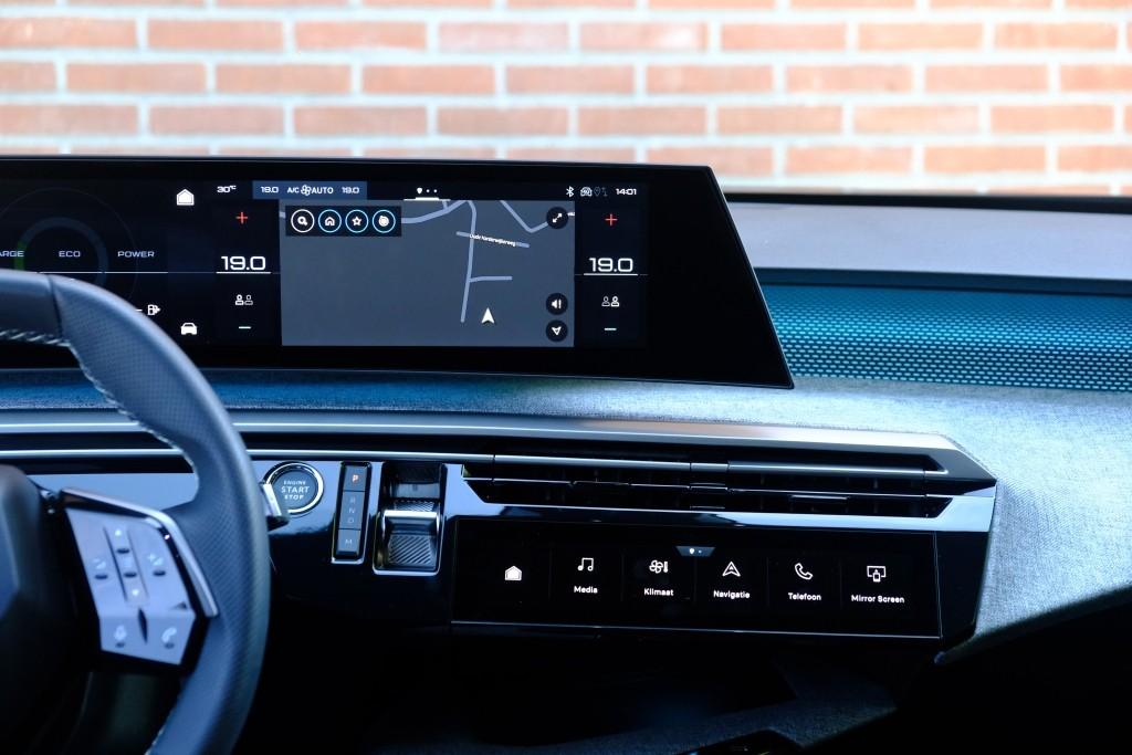 Peugeot 3008 1.2 Hybrid 145pk e-DCS6 GT | Navi | App Connect | Climate | Adaptive Cruise | Camera |  Elektrische Achterklep | Winter Pakket afbeelding 14