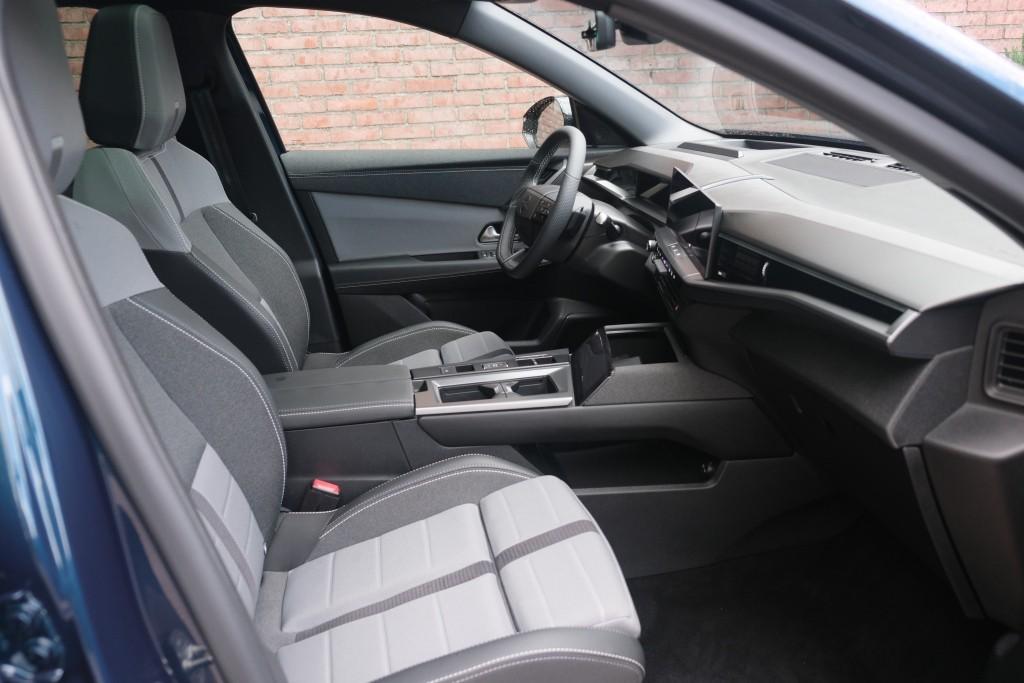 Opel Grandland 1.2 Turbo Hybrid 145pk eDCT6 GS - Panoramadak - Adaptive Cruise - Head-up display - Stoelverwarming - Elektrische achterklep - 360° Camera - Focal Audio afbeelding 4