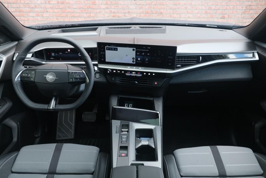 Opel Grandland 1.2 Turbo Hybrid 145pk eDCT6 GS - Panoramadak - Adaptive Cruise - Head-up display - Stoelverwarming - Elektrische achterklep - 360° Camera - Focal Audio afbeelding 7