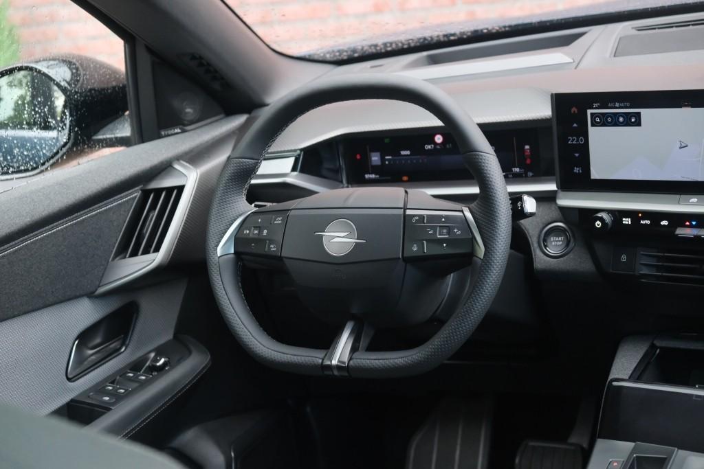 Opel Grandland 1.2 Turbo Hybrid 145pk eDCT6 GS - Panoramadak - Adaptive Cruise - Head-up display - Stoelverwarming - Elektrische achterklep - 360° Camera - Focal Audio afbeelding 12