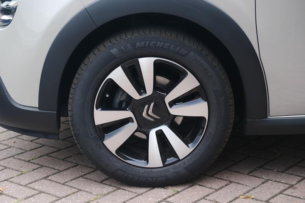 Citroën C3 1.2 PureTech 83pk Shine | App Connect | Climate | Cruise | Camera | Keyless | Stoelverwarming | PDC afbeelding 28