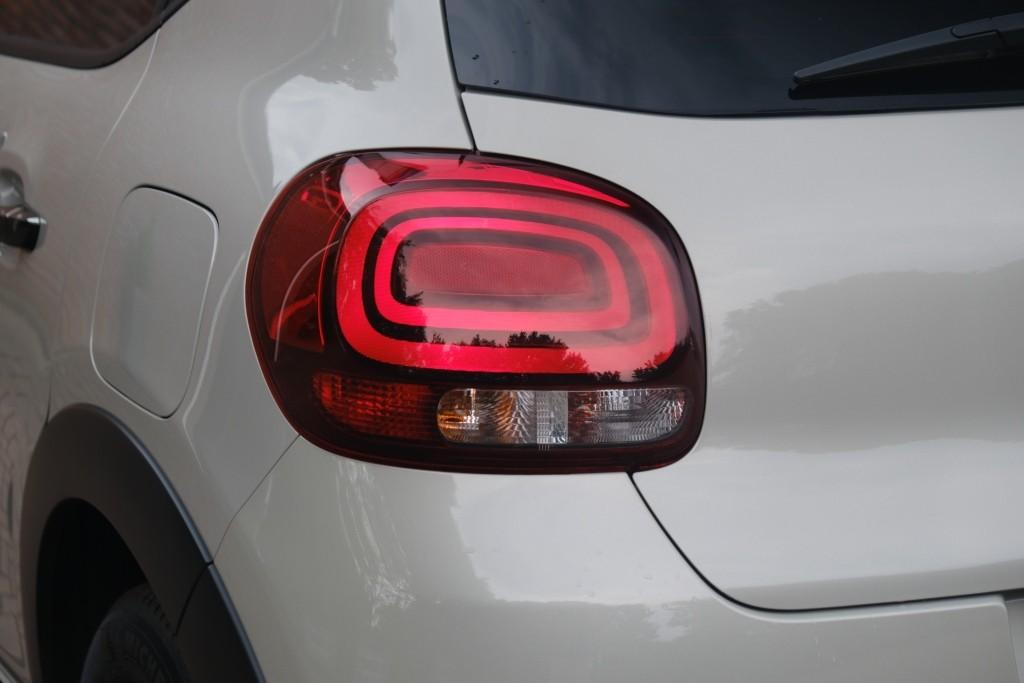 Citroën C3 1.2 PureTech 83pk Shine | App Connect | Climate | Cruise | Camera | Keyless | Stoelverwarming | PDC afbeelding 29