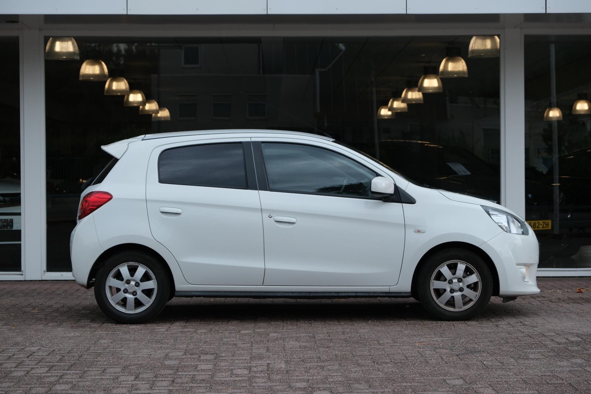Mitsubishi Space Star 1.0 70pk Intense | Climate | 14" Velgen | Radio-CD | Keyless entry afbeelding 4